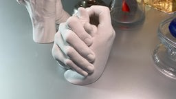 Ein Gipsguss von zwei sich umfassenden Händen