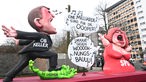 Nordrhein-Westfalen, Düsseldorf: Ein Mottowagen zur Kommunalpolitik in Düsseldorf wird zum Rosenmontagszug gefahren.