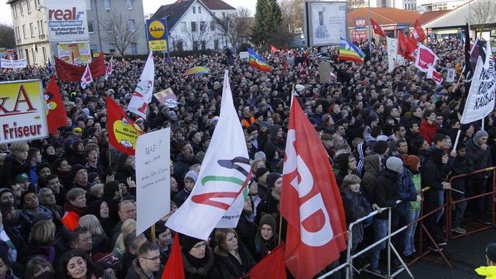 Gegendemonstranten protestieren gegen den Nazi-Aufmarsch in Bielefeld am 24.12.2011