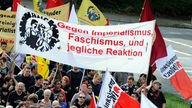 Demonstranten protestieren  in Dortmund gegen Rechtsextremismus