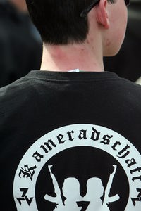 "Kameradschafts"-Mitglied mit entsprechendem T-Shirt-Aufdruck