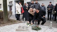 Die Witwe und die Tochter von Mehmet Kubaşık legen Rosen nieder
