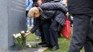 Barbara John, Ombudsfrau der Bundesregierung für die Opfer des NSU und deren Angehörigen, legt eine Blume nieder