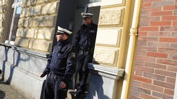 Polizisten kommen aus einem Haus in Düsseldorf