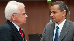 Der Voritzende des NSU-Untersuchungsausschusses Sebastian Edathy (SPD, r.) unterhält sich mit dem Zeugen Hartwig Möller