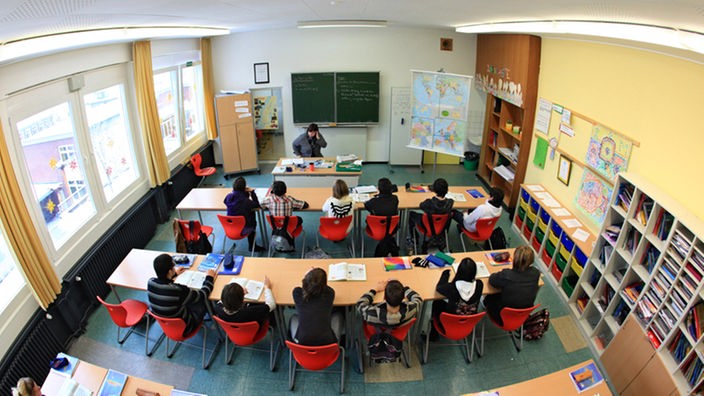 Schüler im Klassenzimmer einer Hauptschule in Arnsberg