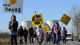 Kinder tragen auf einer Demonstration vor dem AKW Biblis Plakate gegen Atomkraft