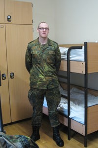 Bundeswehrsoldat Daniel Debus im Zimmer