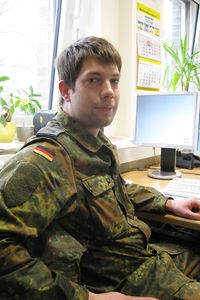 Bundeswehrsoldat Christoph Püngel am Schreibtisch