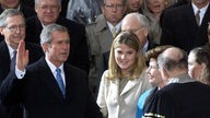 George W. Bush hat die Hand erhoben