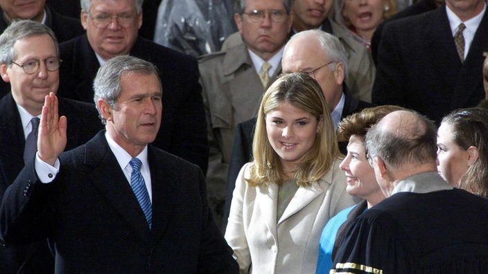 George W. Bush hat die Hand erhoben