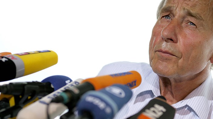 Wolfgang Clement (SPD) gibt am Donnerstag (07.08.2008) in Bonn vor der Presse eine Erklärung ab
