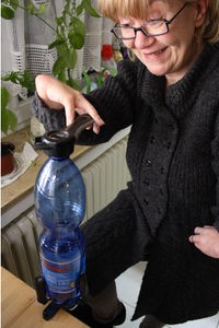  Carla Hermsdörfer macht eine Flasche auf