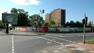 Blick auf die Baulücke, wo früher das ehemalige Gebäude der Bundesvereinigung der Deutschen Arbeitgeberverbände am Kölner Rheinufer stand