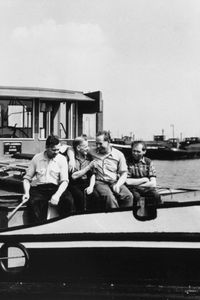 Eine Gruppe von Männern sitzt auf einem Schleppschiff