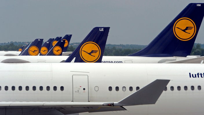 Flugzeuge der Lufthansa stehen am Boden