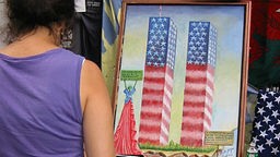 Ein gemaltes Bild der Zwillingstürme in den den Farben der US-Flagge