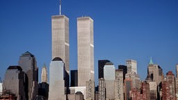 Skyline von Manhattan mit den Zwillingstürmen des World Trade Centers (1996)