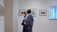 Zwei Frauen in der Ausstellung "Fotos von der Westfront"