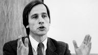 Schwarz-Weiß-Foto von 1981,  Clement, Wolfgang erklärt mit beiden Händen gestikulierend