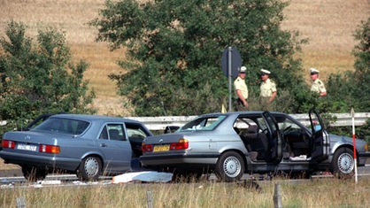 Fluchtwagen der Geiselnehmer (r), der von dem Mercedes der Polizei (l) auf der Autobahn A3 bei Bad Honnef gestoppt wurde