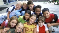 Eine Gruppe von Kindern verschiedener Nationalitäten und Hautfarben