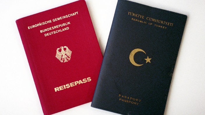 Ein deutscher und ein türkischer Pass