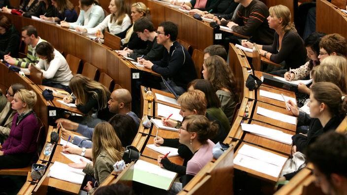 Studenten verfolgen im Hörsaal eine Vorlesung
