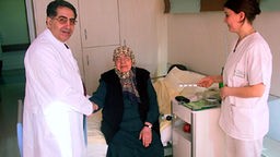 Dr. Yücel bei der Visite