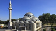 Blick auf die Zentralmoschee der "Türkisch-Islamischen Union der Anstalt für Religion