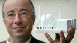 Paul Böhm zeigt ein Modell der geplanten Moschee in Köln