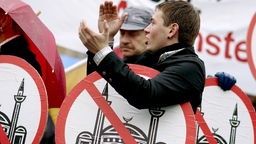 Anhänger der rechten Gruppierung Pro Köln demonstrieren gegen die Grundsteinlegung für die neue Moschee in Köln