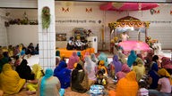 Glaubensgemeinschaft der Sikhs während eines Gottesdienstes im Gurdwara-Tempel Köln
