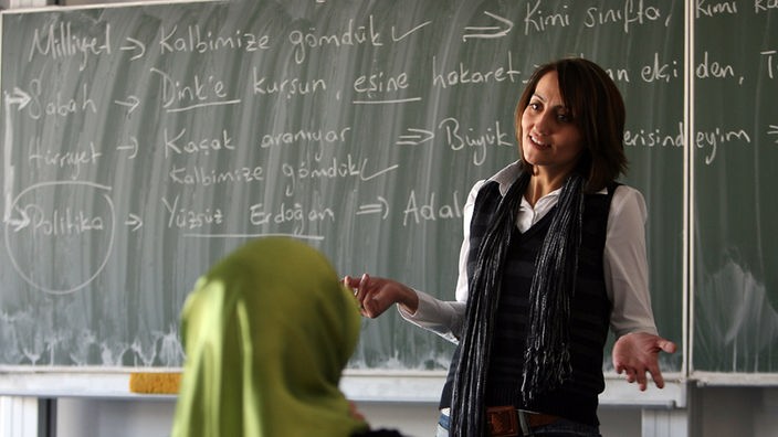 Eine Lehrerin unterrichtet türkischstämmige Schüler in ihrer Muttersprache
