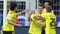 Der Dortmunder Torschütze Ivan Perisic (2.v.l) jubelt mit Shinji Kagawa (l) und Lukasz Piszczek