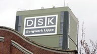 Der Schriftzug "DSK - Bergwerk Lippe"  in Herten an einem Förderturm 