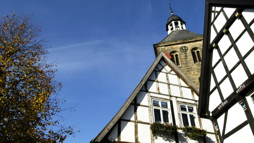 Zwei Fachwerkgebäude und eine Kirche in Tecklenburg