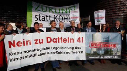 Vertreter der Kampagne "Nein zu Datteln 4" protestieren am Montag (31.10.2011) in Essen mit Transparenten