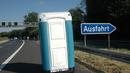 Toilettenhäuschen auf der A40