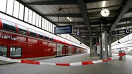 Ein Bahnsteig im Hauptbahnhof Essen ist mit Sperrband blockiert