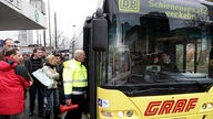 Reisende steigen in einen Bus mit der Aufschrift Schienenersatzverkehr