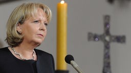 NRW-Ministerpräsidentin Hannelore Kraft spricht auf Trauerfeier für die Opfer der Loveparade