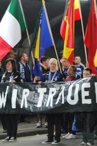 MSV-Fans ziehen mit Flaggen durch den Tunnel in der Duisburger Karl-Lehr-Straße