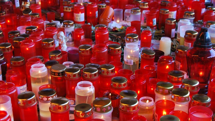 Menschen haben viele Kerzen für die Opfer der Loveparade aufgestellt