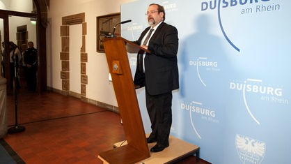 Oberbürgermeister Adolf Sauerland erkennt am Sonntag (12.02.12) im Duisburger Rathaus das vorläufige Endergebnis des Bürgerentscheids an
