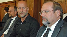 Polizeipräsident Detlef von Schmeling, Rainer Schaller und Adolf Sauerland auf dem Podium während einer Pressekonferenz im Duisburger Rathaus