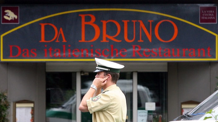 Polizist vor der Pizzeria 'Da Bruno'