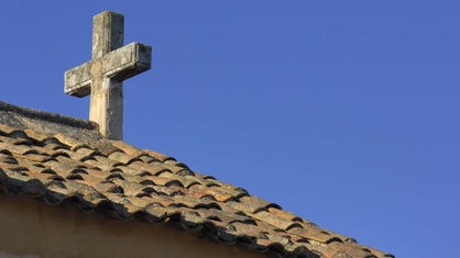 Dach einer Kirche mit Kreuz