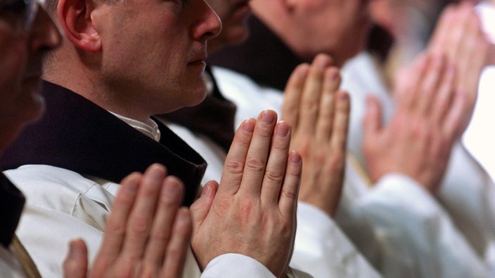 Betende Priesterhände