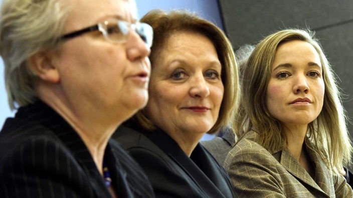 Bundesfamilienministerin Kristina Schroeder (CDU, r.), Bundesbildungsministerin Annette Schavan (CDU, l.), Bundesjustizministerin Sabine Leutheusser-Schnarrenberger (FDP)
